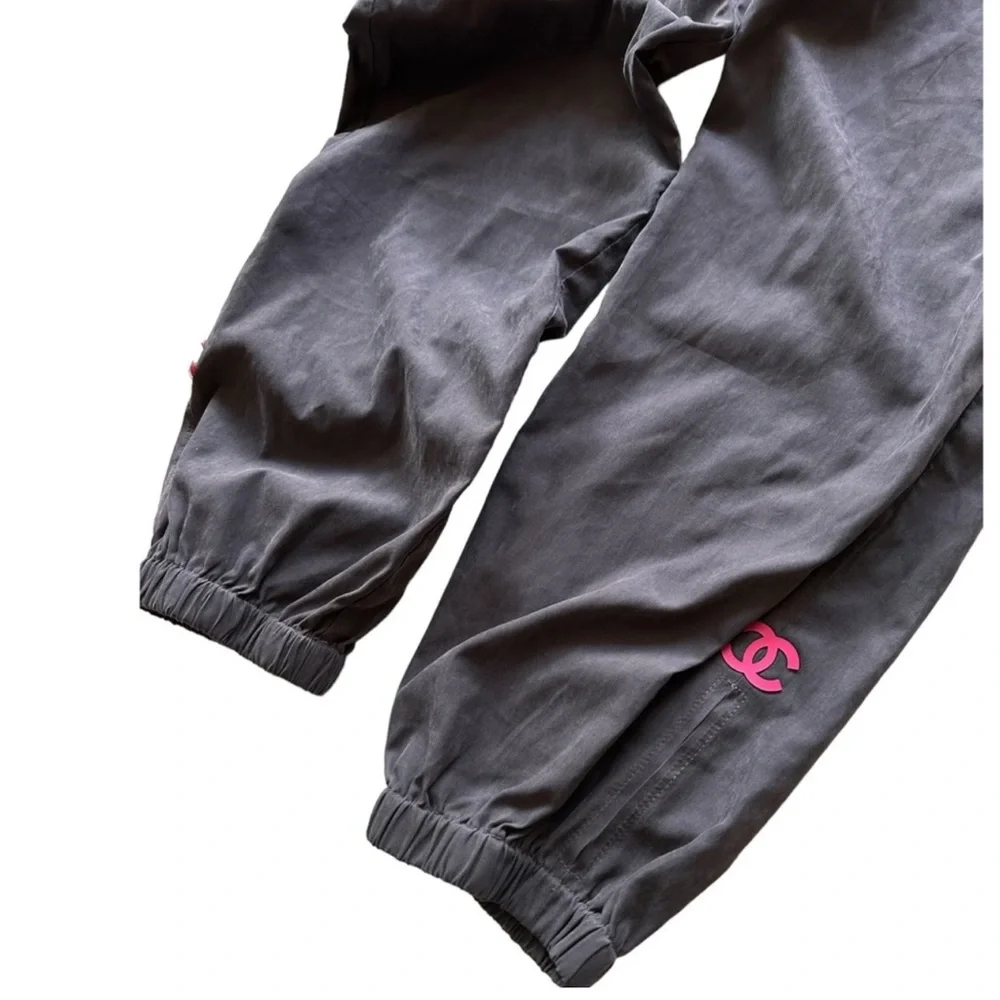 SOLD ❌ Chanel Dark Grey Joggers Pink CC Logo - Picture 6 of 15